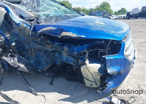 2017 Ford Escape Titanium z USA, uszkodzony, nr VIN 1FMCU0J9XHUF04442